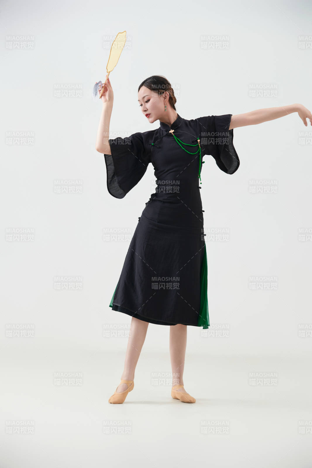 穿着中式旗袍翩翩舞蹈的亚洲少女舞者图片