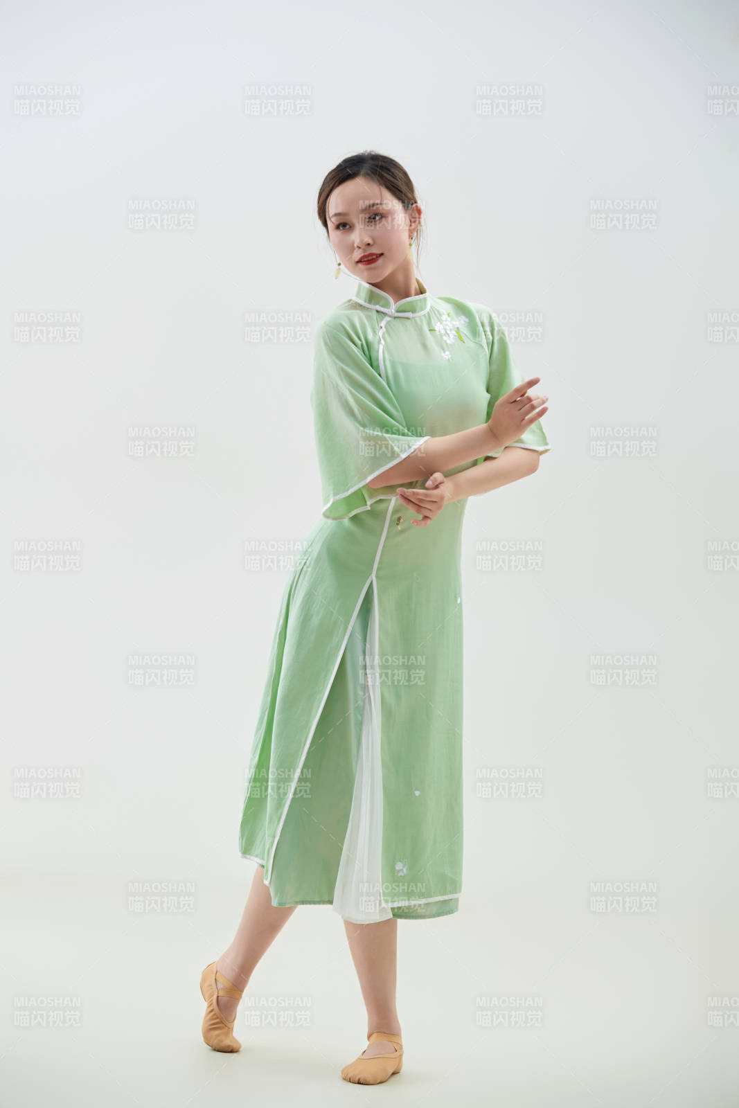 穿着中式旗袍翩翩舞蹈的亚洲少女舞者图片