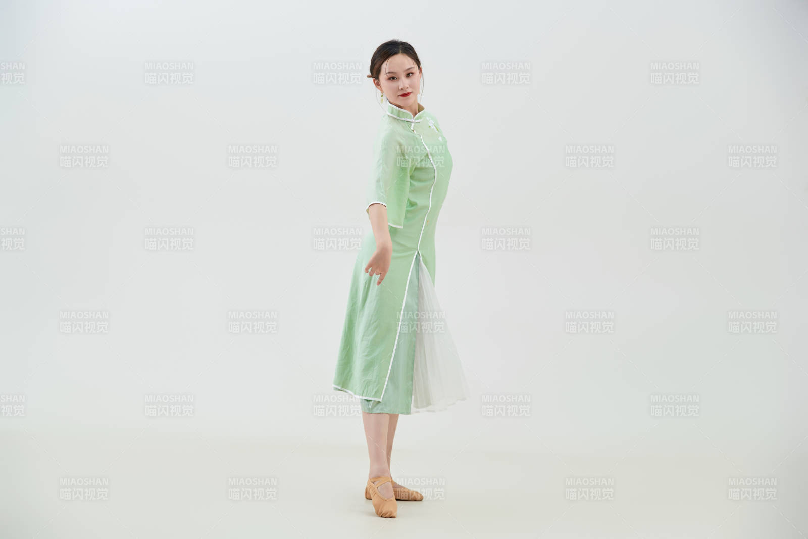 穿着中式旗袍翩翩舞蹈的亚洲少女舞者图片