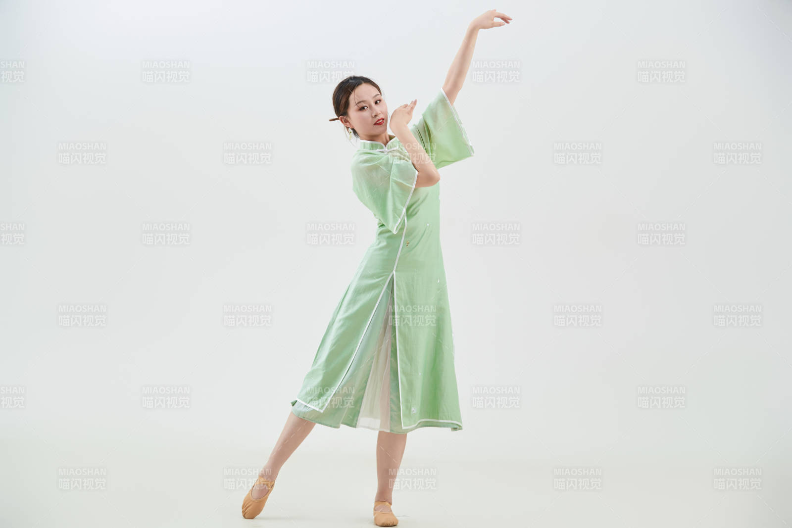 穿着中式旗袍翩翩舞蹈的亚洲少女舞者图片