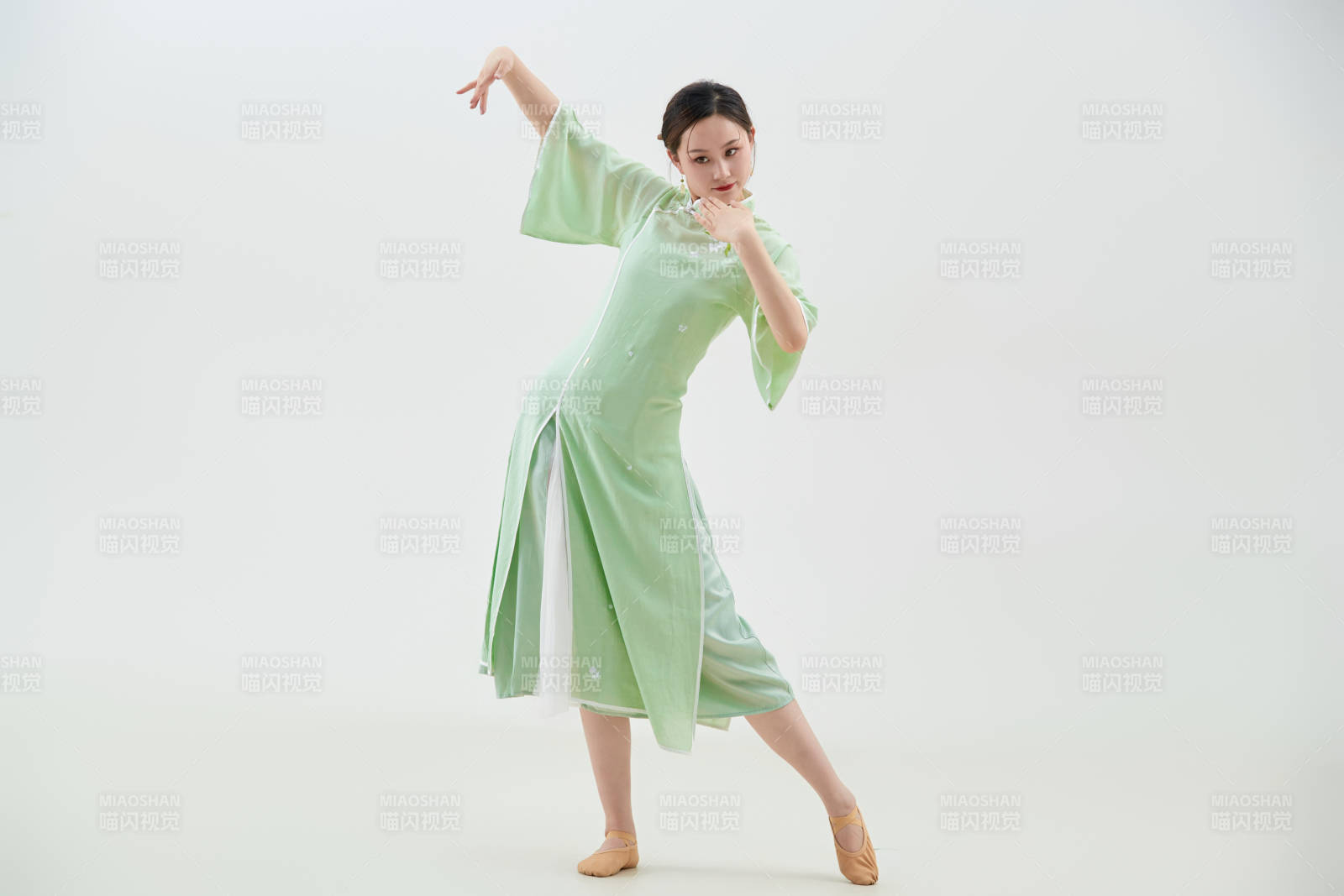 穿着中式旗袍翩翩舞蹈的亚洲少女舞者图片