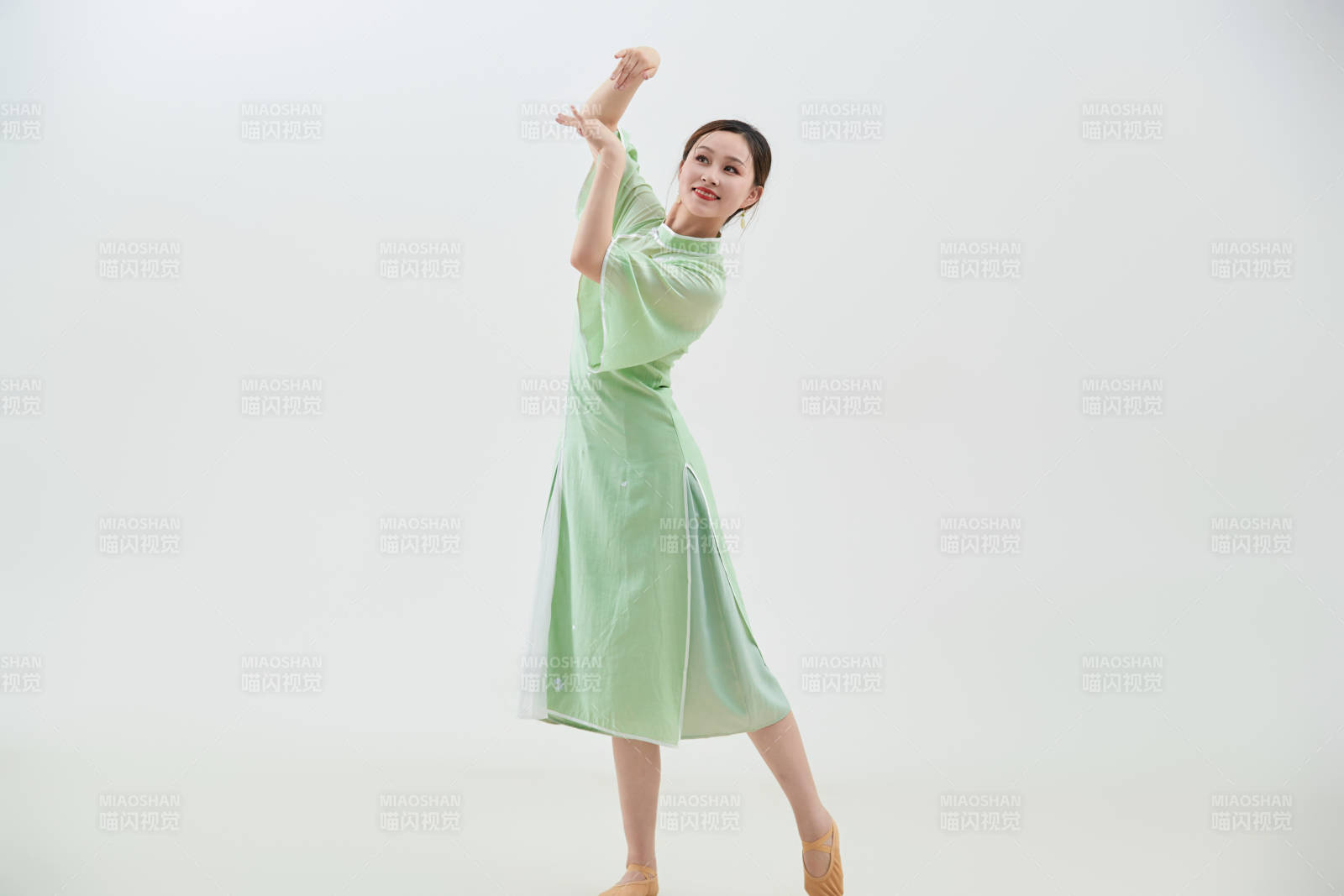 穿着中式旗袍翩翩舞蹈的亚洲少女舞者图片