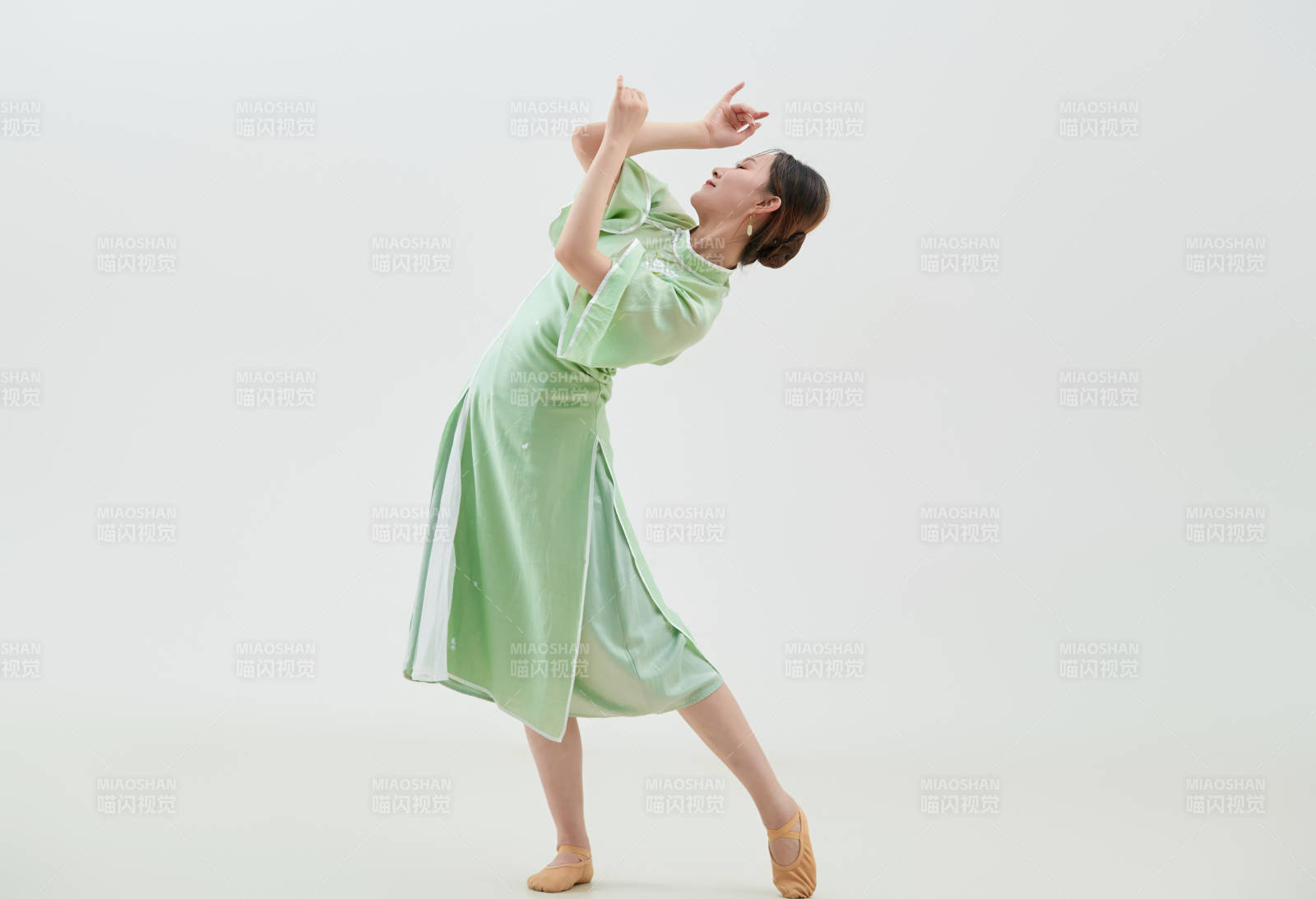 穿着中式旗袍翩翩舞蹈的亚洲少女舞者图片