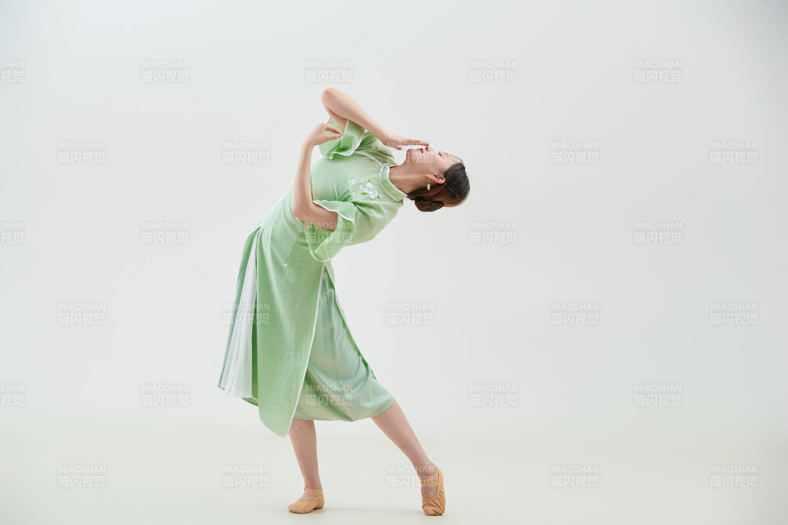 穿着中式旗袍翩翩舞蹈的亚洲少女舞者图片