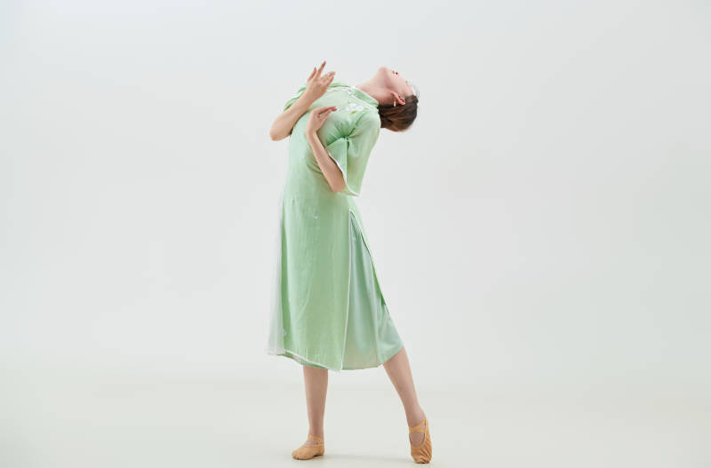 穿着中式旗袍翩翩舞蹈的亚洲少女舞者图片