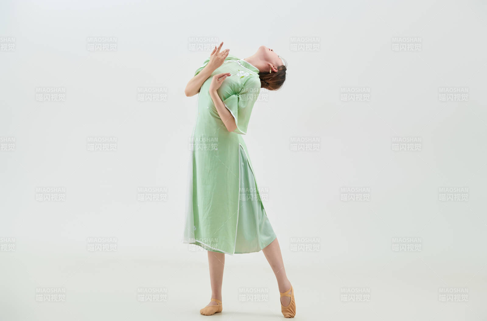 穿着中式旗袍翩翩舞蹈的亚洲少女舞者图片