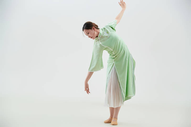 穿着中式旗袍翩翩舞蹈的亚洲少女舞者图片