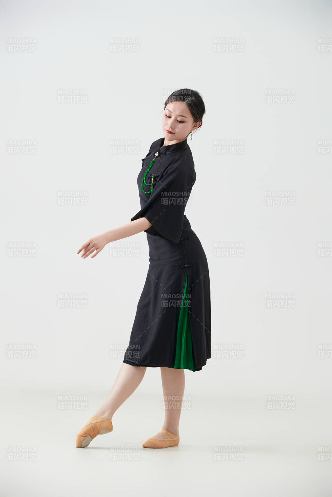 穿着中式旗袍翩翩舞蹈的亚洲少女舞者图片