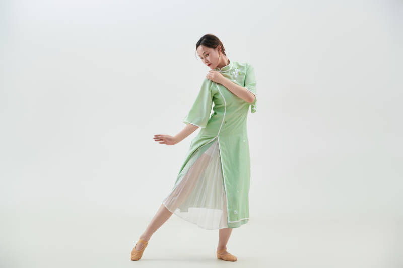 穿着中式旗袍翩翩舞蹈的亚洲少女舞者图片