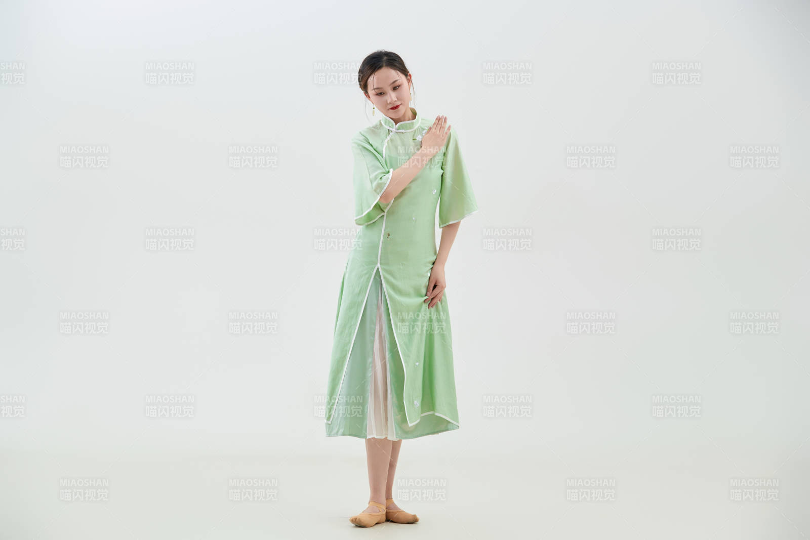 穿着中式旗袍翩翩舞蹈的亚洲少女舞者图片