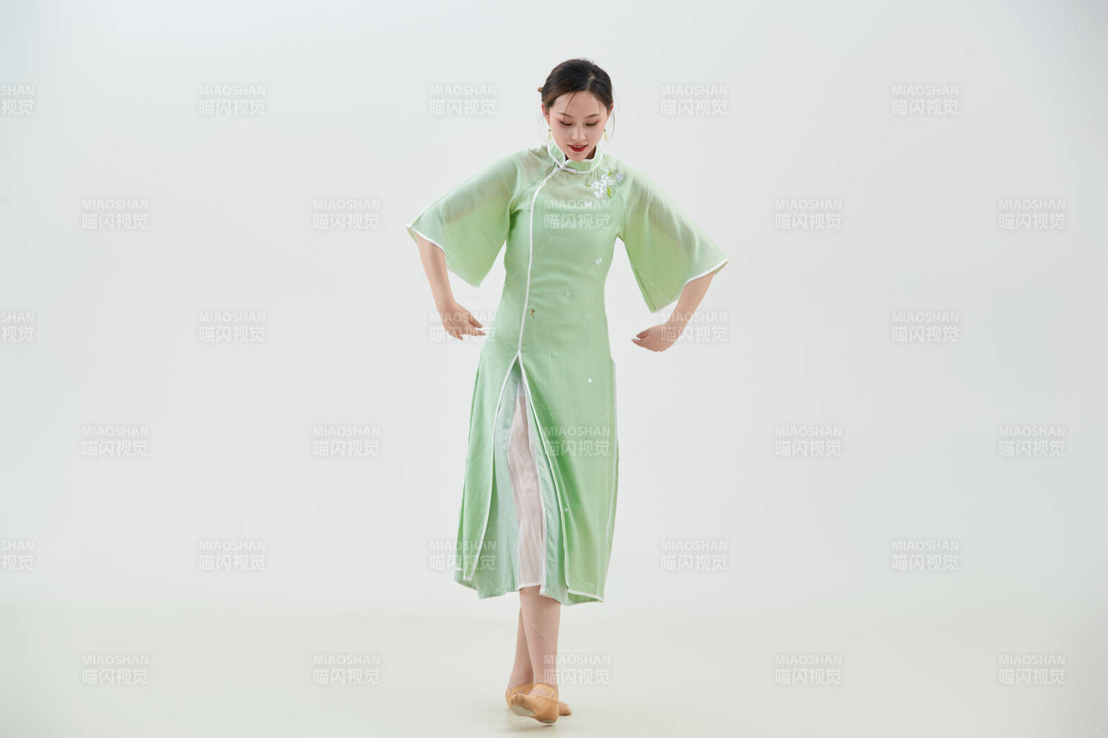 穿着中式旗袍翩翩舞蹈的亚洲少女舞者图片