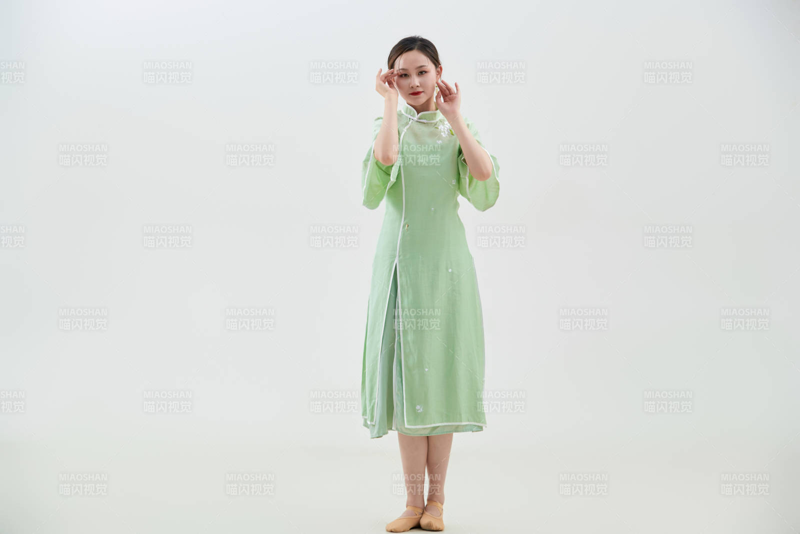 穿着中式旗袍翩翩舞蹈的亚洲少女舞者图片