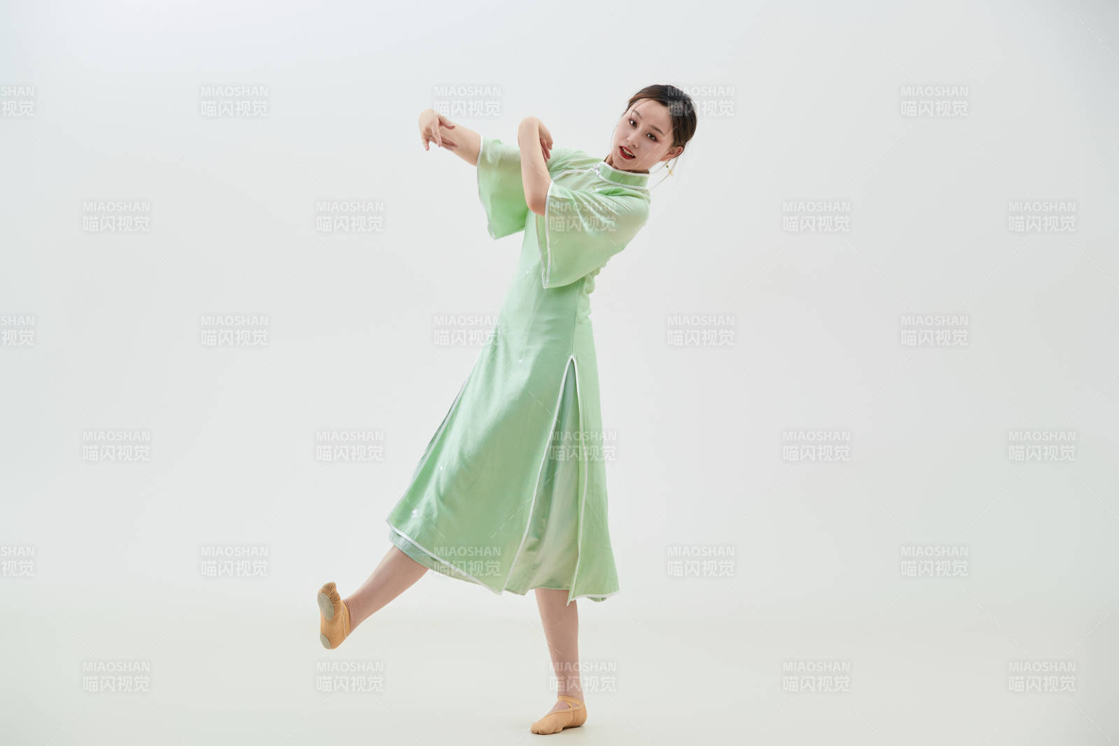 穿着中式旗袍翩翩舞蹈的亚洲少女舞者图片