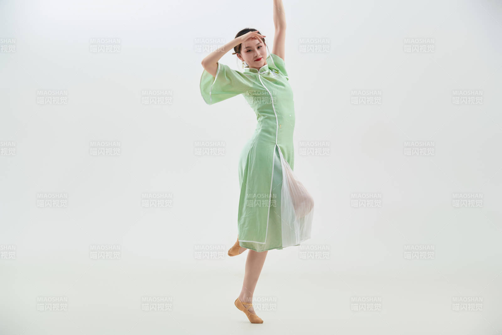 穿着中式旗袍翩翩舞蹈的亚洲少女舞者图片