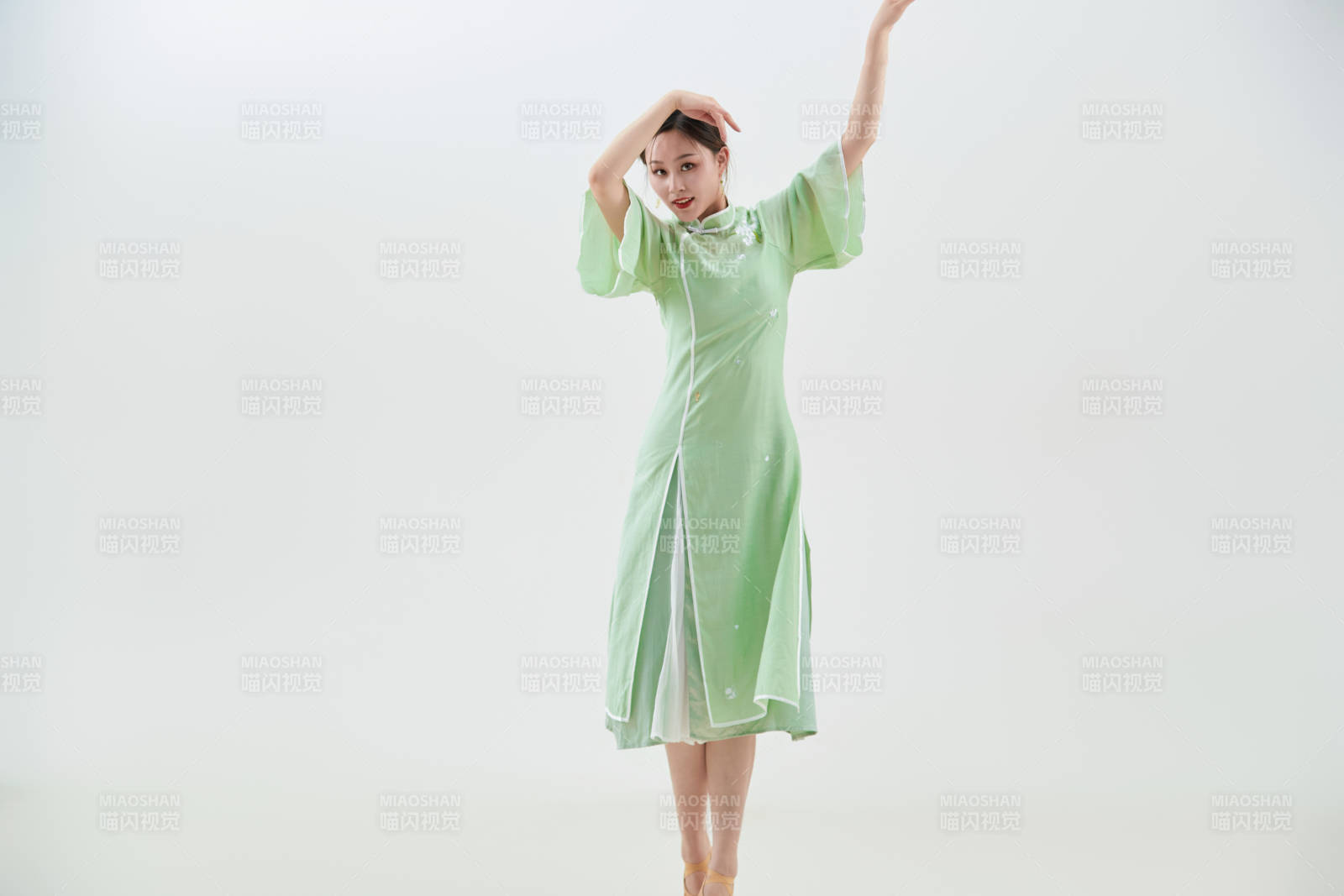 穿着中式旗袍翩翩舞蹈的亚洲少女舞者图片