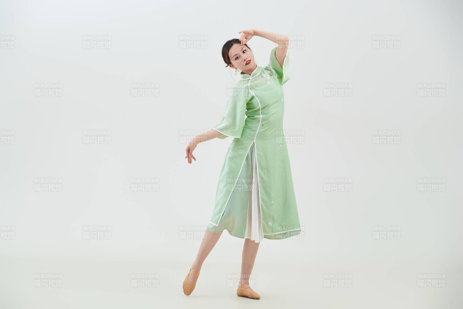 穿着中式旗袍翩翩舞蹈的亚洲少女舞者图片