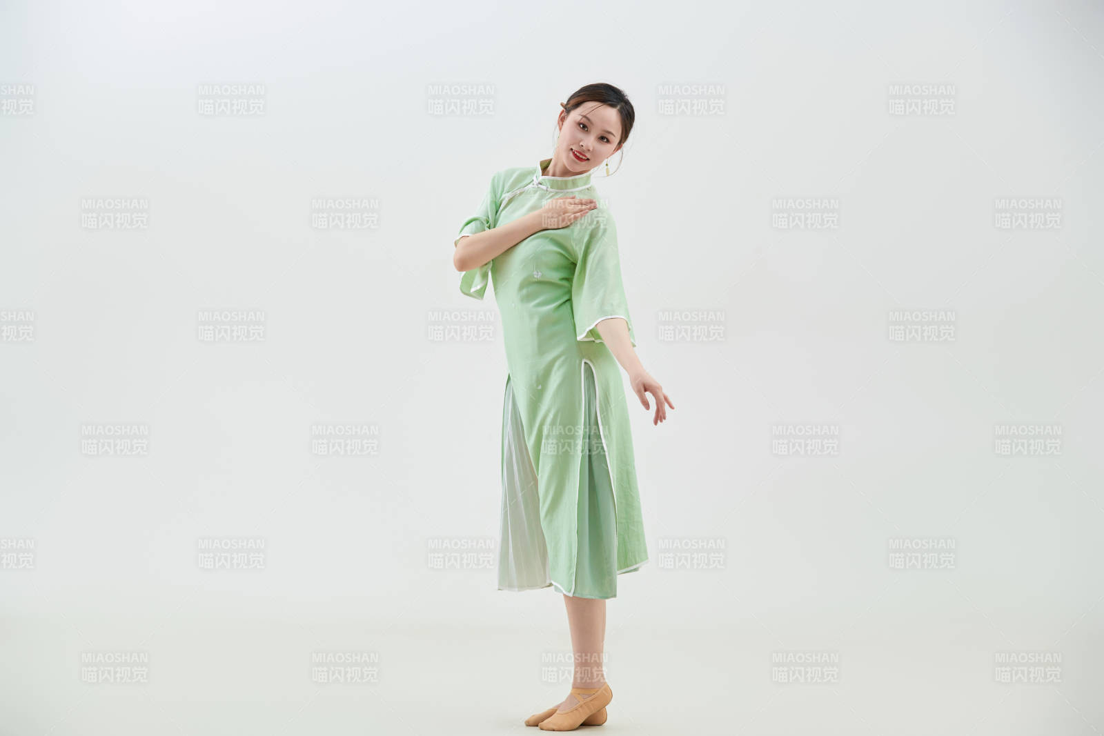 穿着中式旗袍翩翩舞蹈的亚洲少女舞者图片