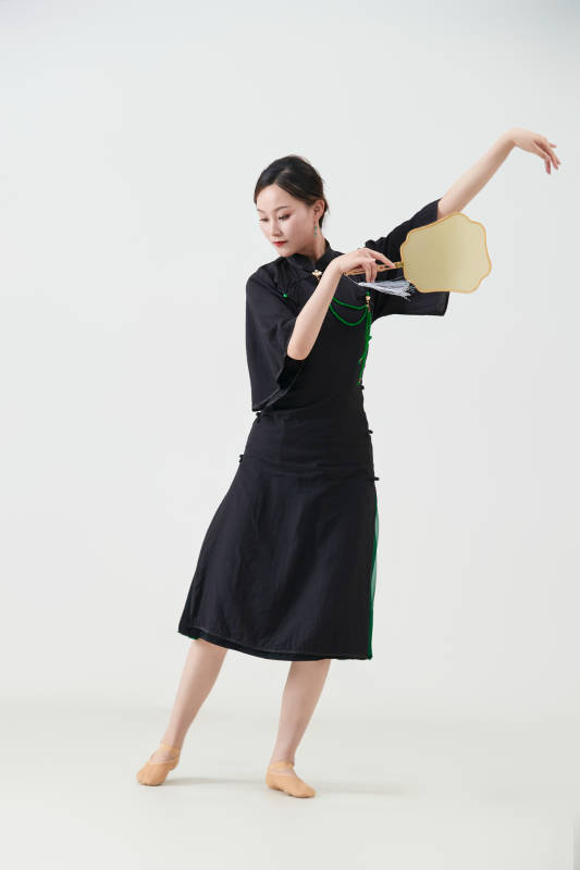 穿着中式旗袍翩翩舞蹈的亚洲少女舞者图片