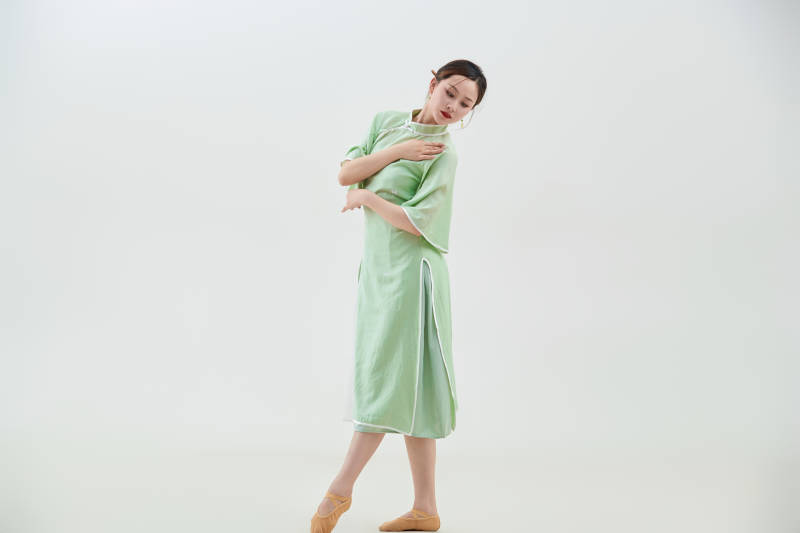 穿着中式旗袍翩翩舞蹈的亚洲少女舞者图片