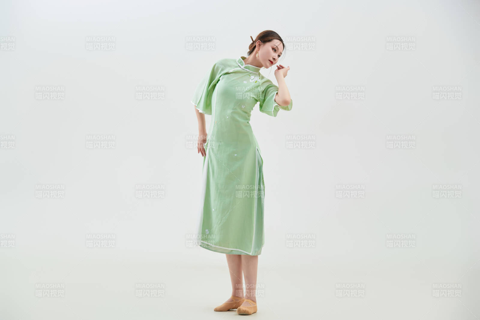 穿着中式旗袍翩翩舞蹈的亚洲少女舞者图片