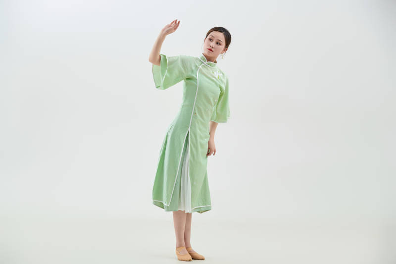 穿着中式旗袍翩翩舞蹈的亚洲少女舞者图片