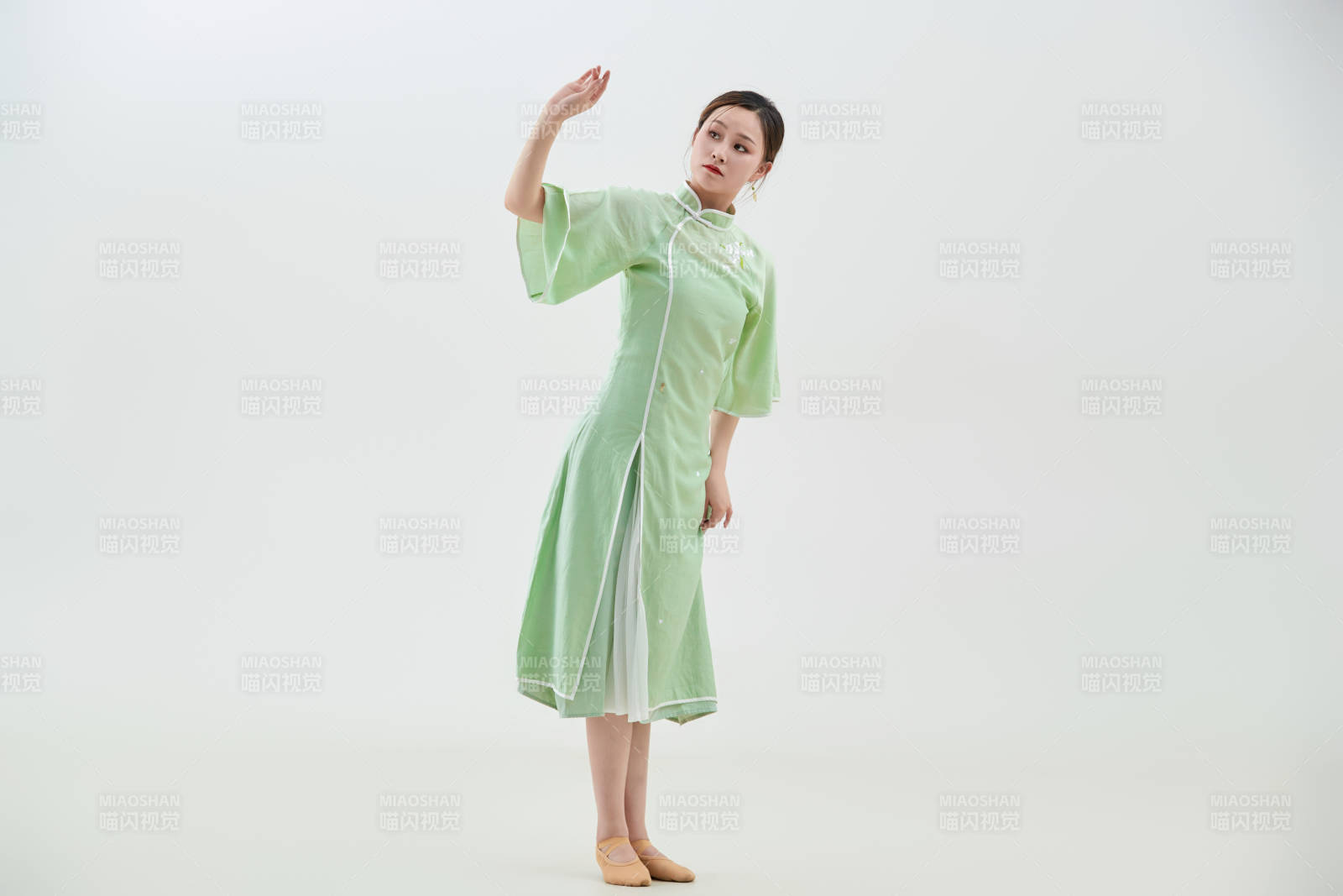 穿着中式旗袍翩翩舞蹈的亚洲少女舞者图片