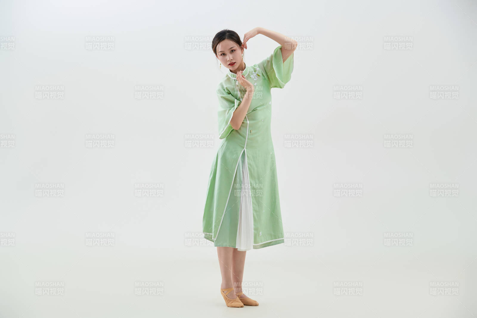 穿着中式旗袍翩翩舞蹈的亚洲少女舞者图片