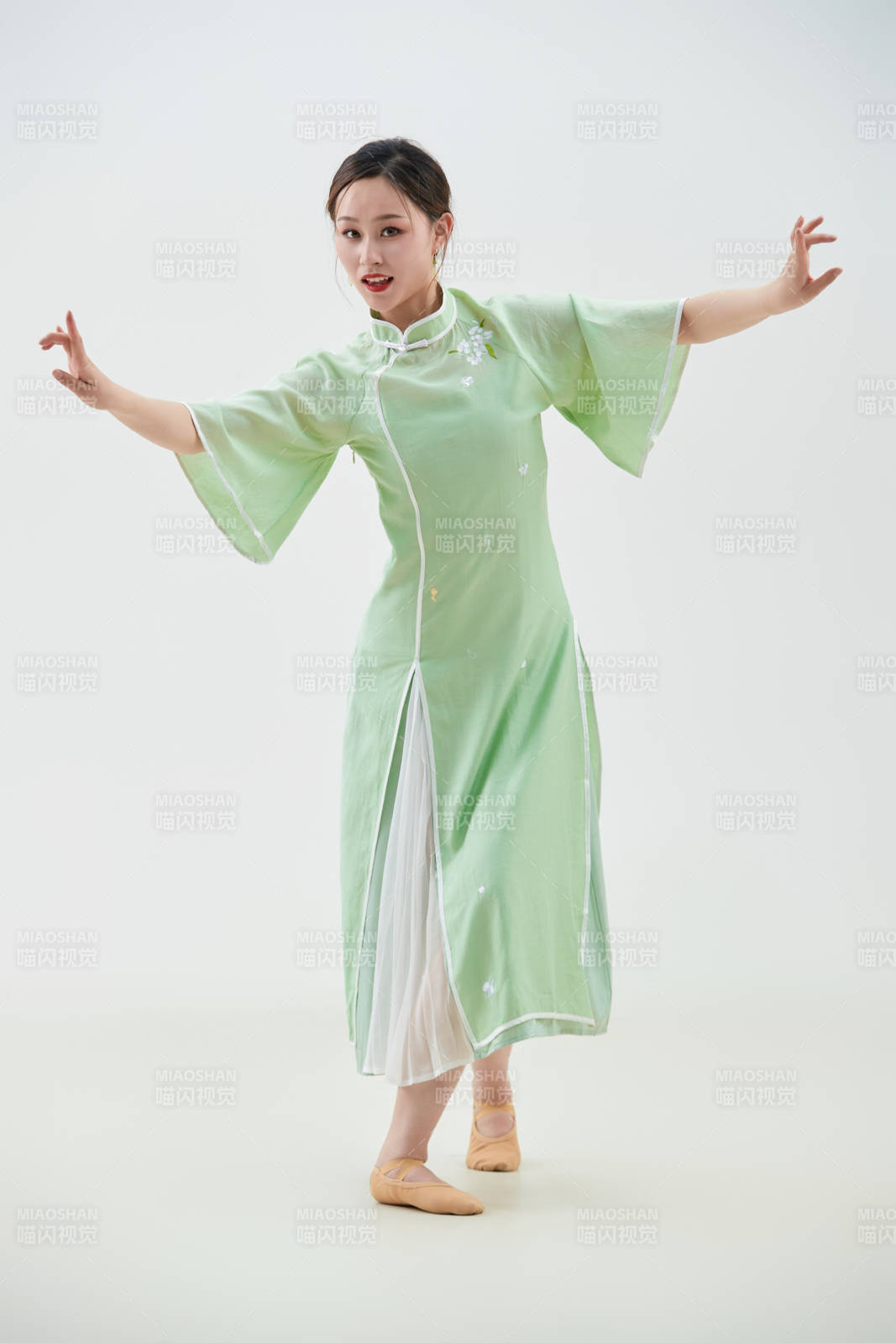 穿着中式旗袍翩翩舞蹈的亚洲少女舞者图片