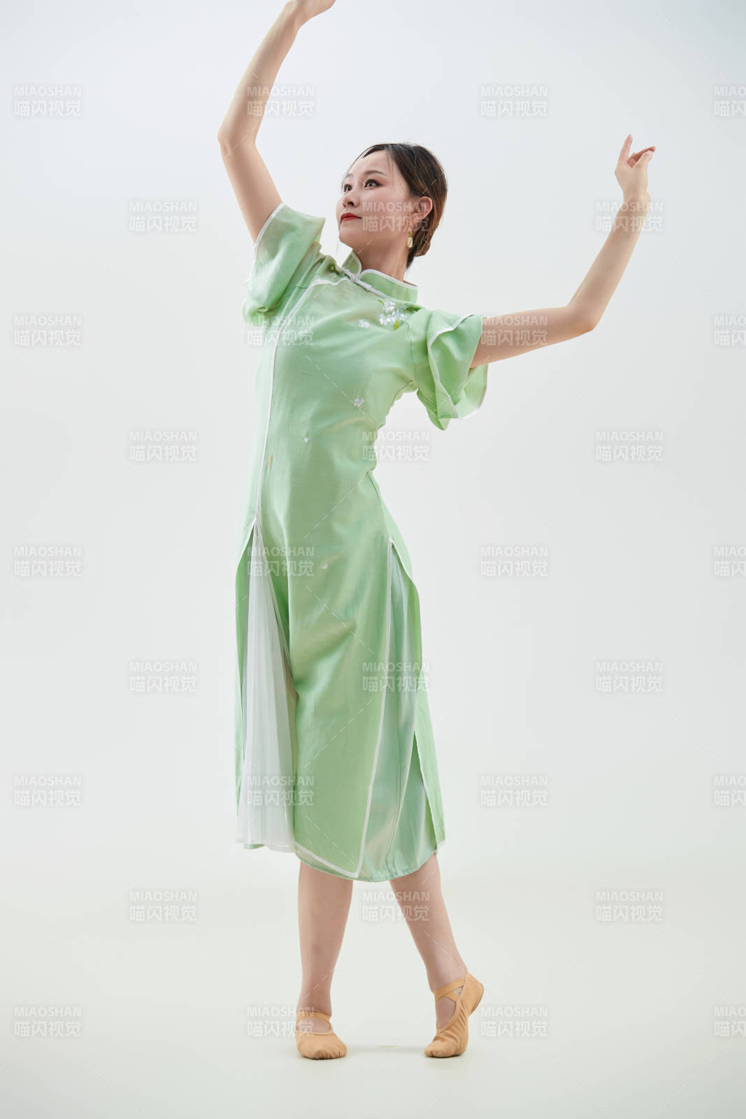 穿着中式旗袍翩翩舞蹈的亚洲少女舞者图片