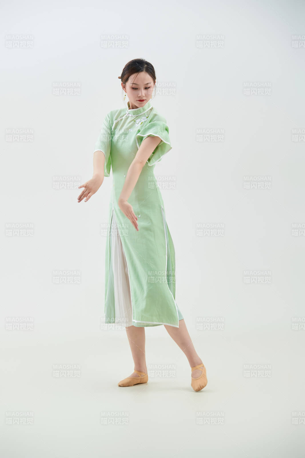 穿着中式旗袍翩翩舞蹈的亚洲少女舞者图片