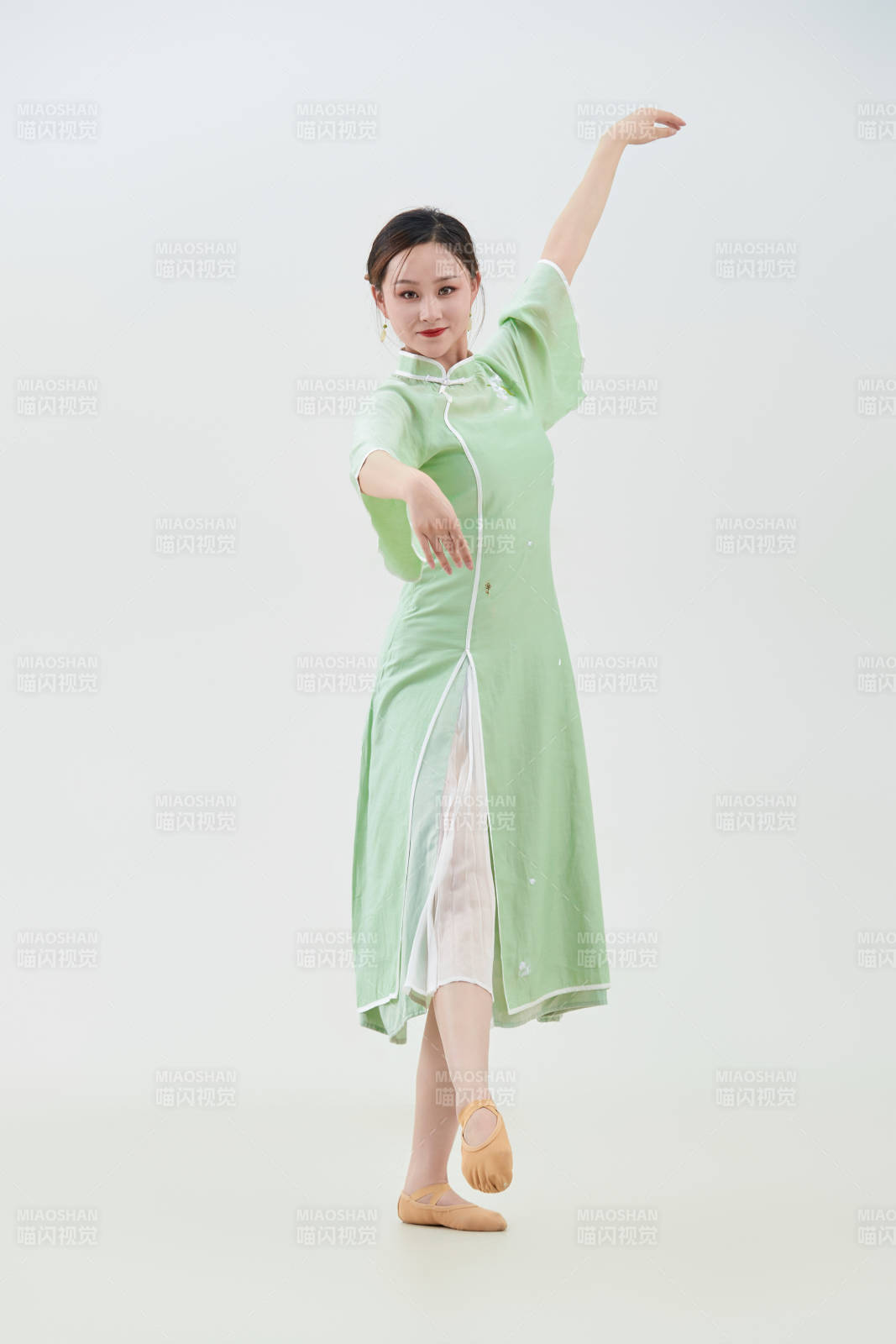 穿着中式旗袍翩翩舞蹈的亚洲少女舞者图片