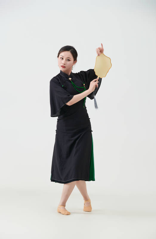 穿着中式旗袍翩翩舞蹈的亚洲少女舞者图片