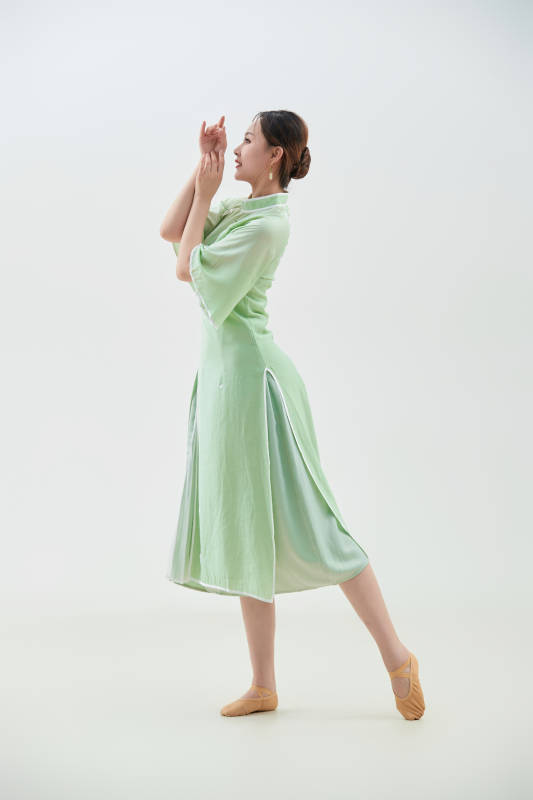 穿着中式旗袍翩翩舞蹈的亚洲少女舞者图片