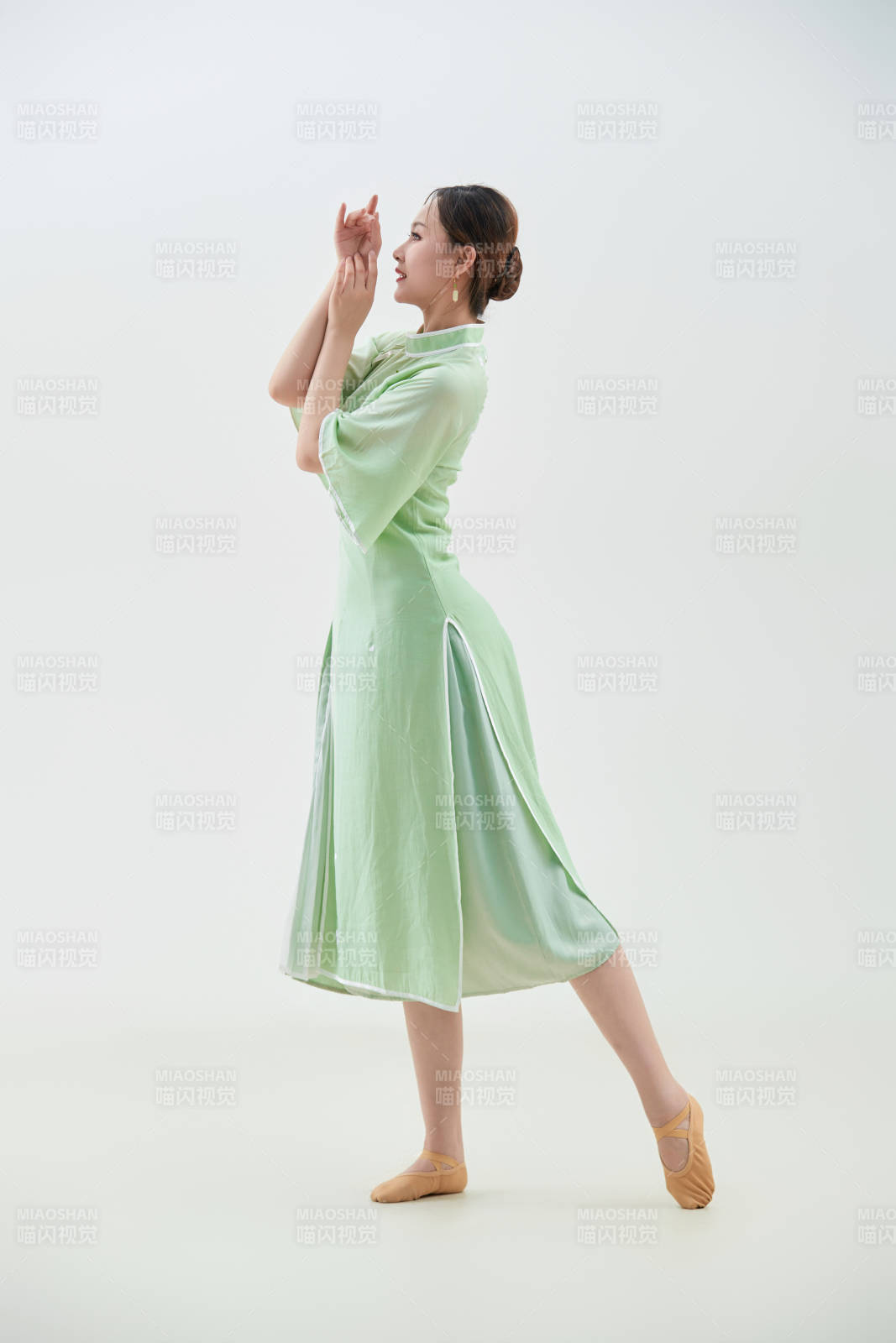 穿着中式旗袍翩翩舞蹈的亚洲少女舞者图片