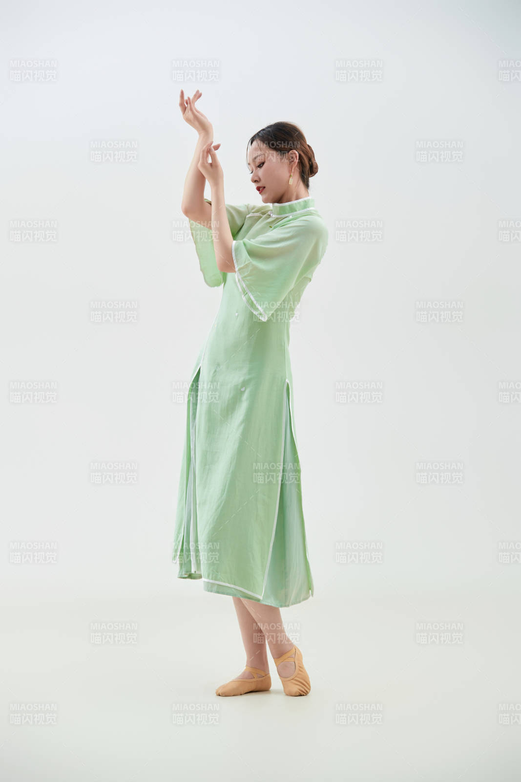 穿着中式旗袍翩翩舞蹈的亚洲少女舞者图片