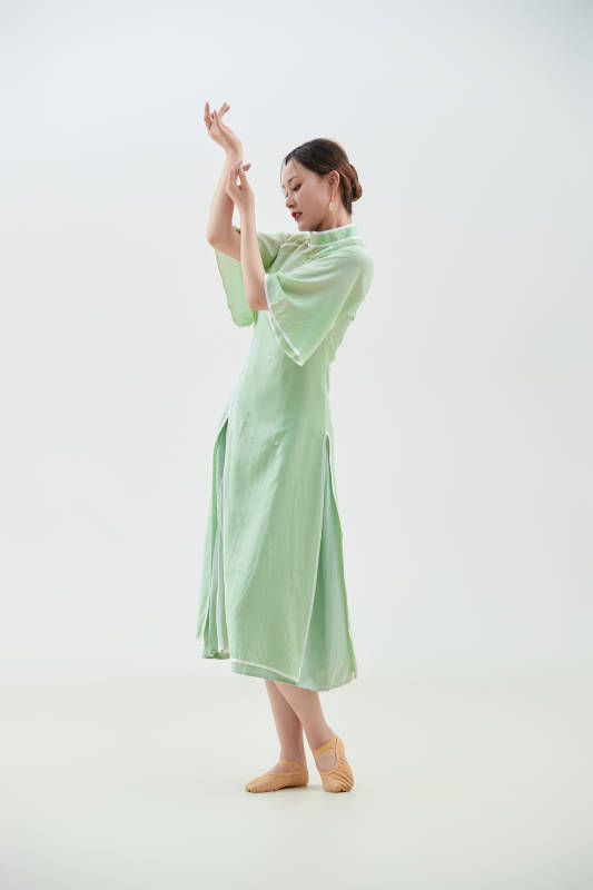 穿着中式旗袍翩翩舞蹈的亚洲少女舞者图片