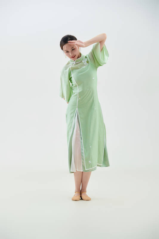 穿着中式旗袍翩翩舞蹈的亚洲少女舞者图片