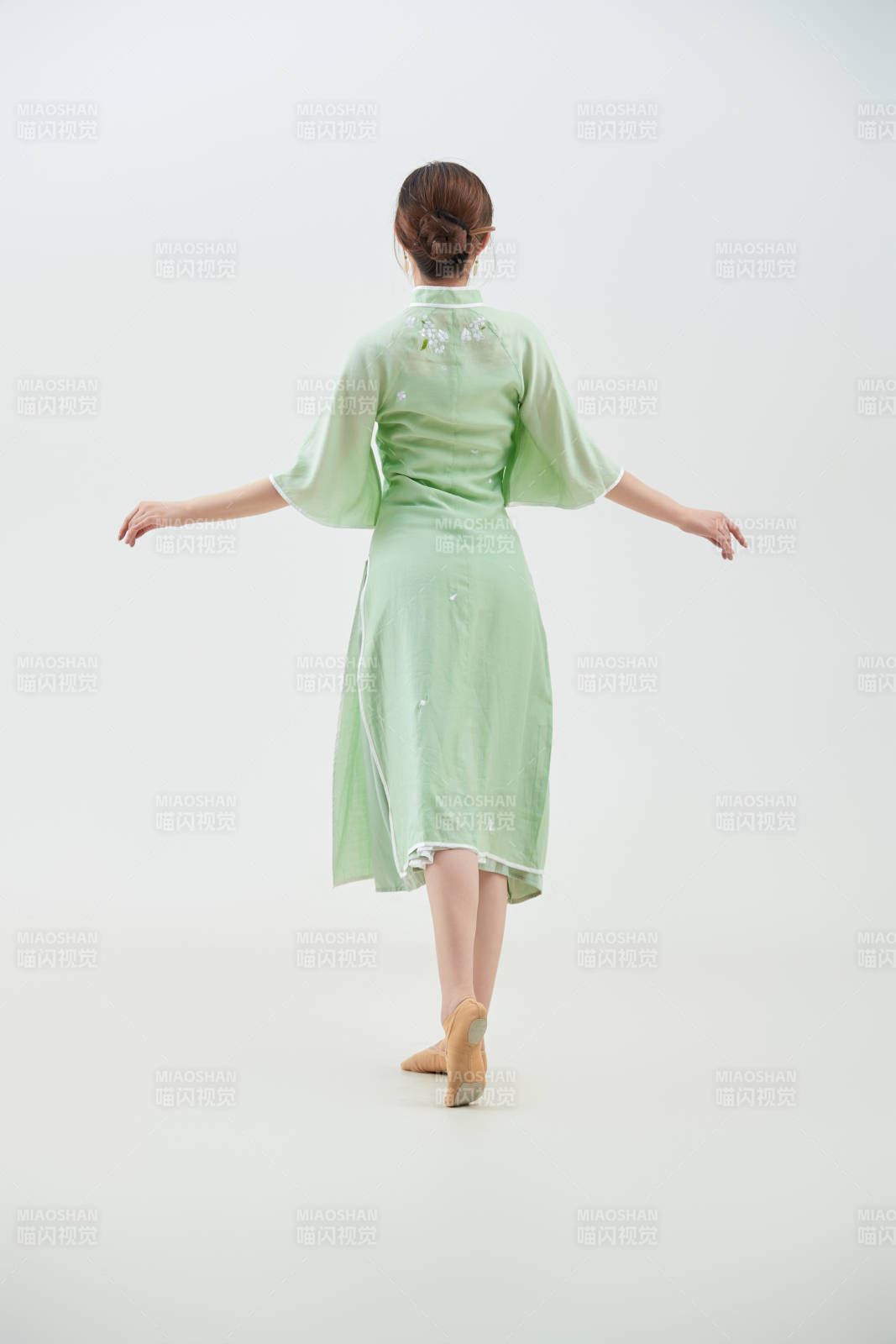 穿着中式旗袍翩翩舞蹈的亚洲少女舞者图片