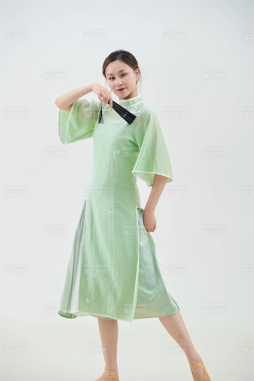 穿着中式旗袍翩翩舞蹈的亚洲少女舞者图片