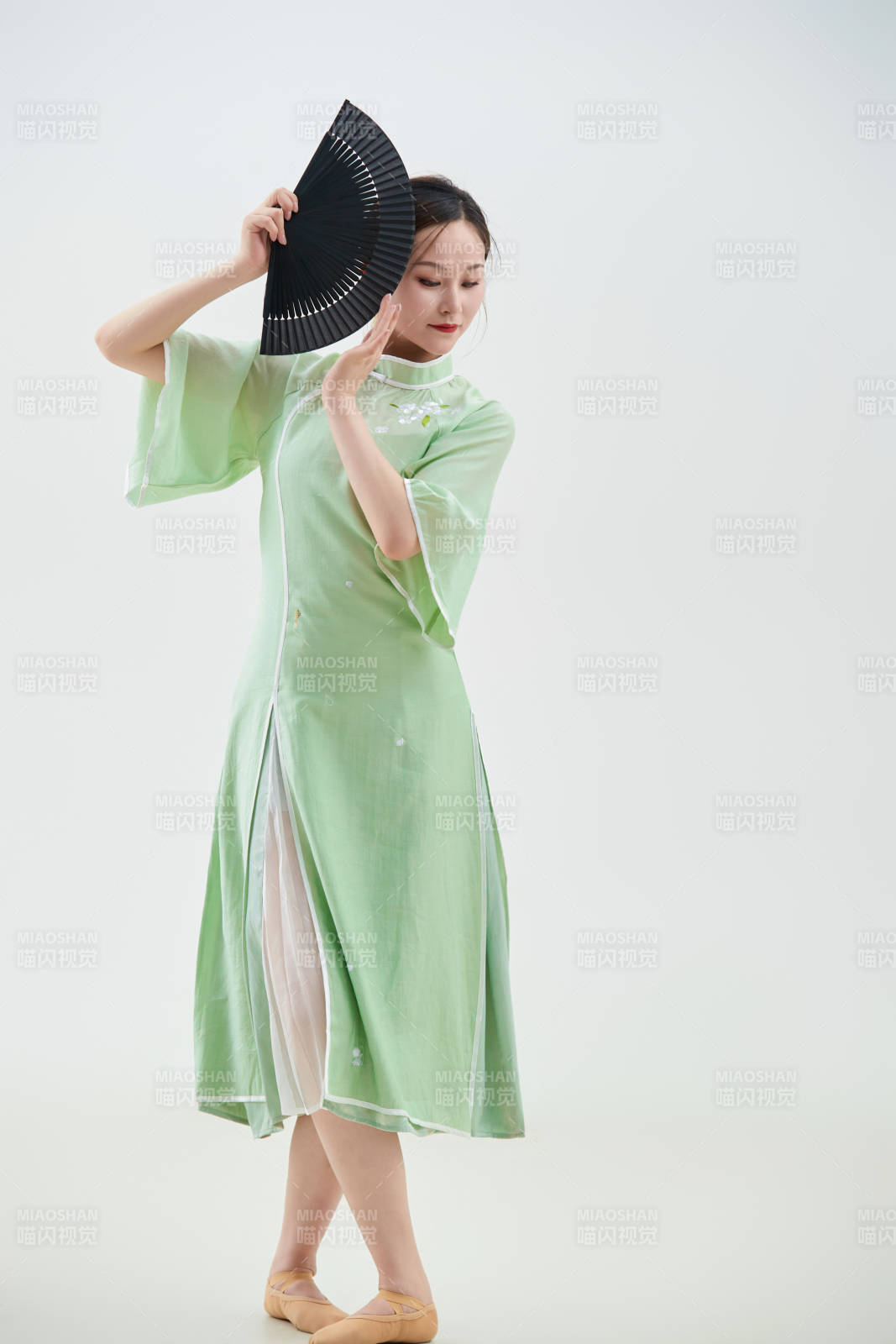 穿着中式旗袍翩翩舞蹈的亚洲少女舞者图片