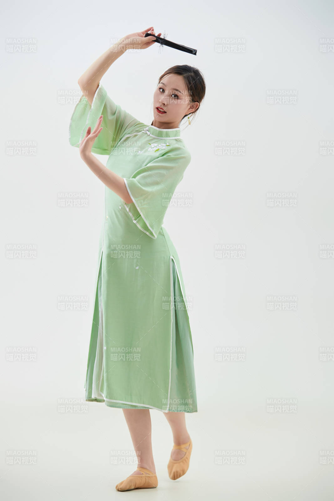 穿着中式旗袍翩翩舞蹈的亚洲少女舞者图片