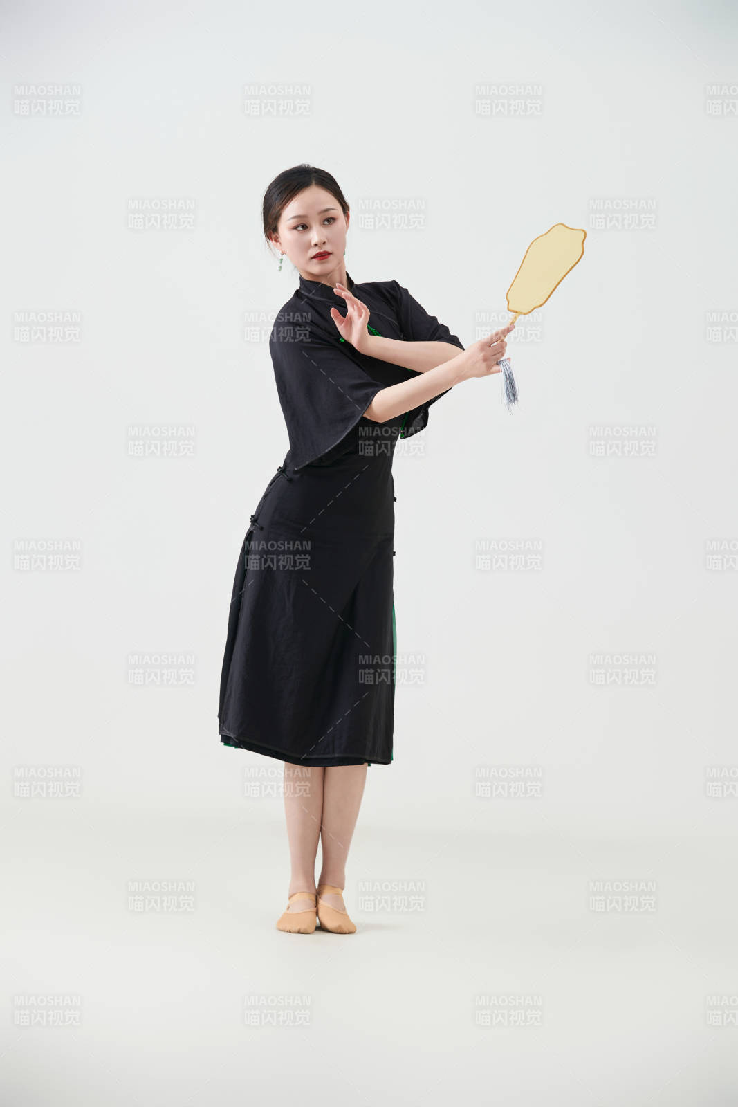 穿着中式旗袍翩翩舞蹈的亚洲少女舞者图片