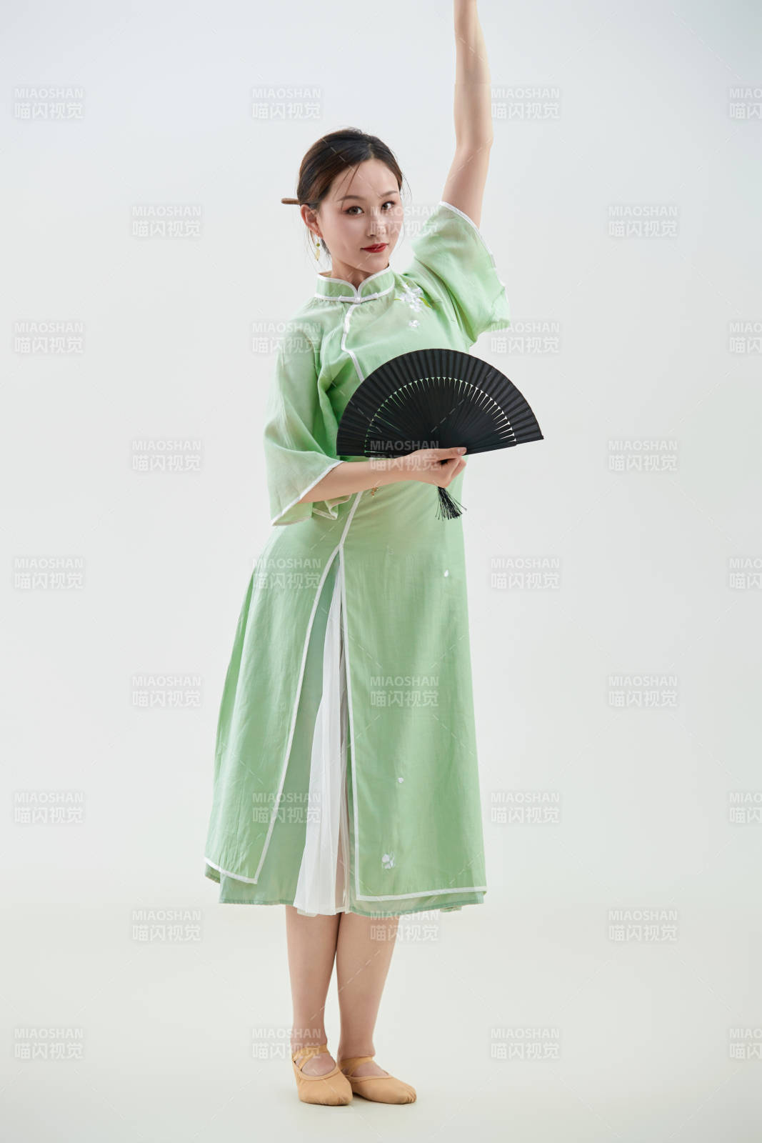 穿着中式旗袍翩翩舞蹈的亚洲少女舞者图片