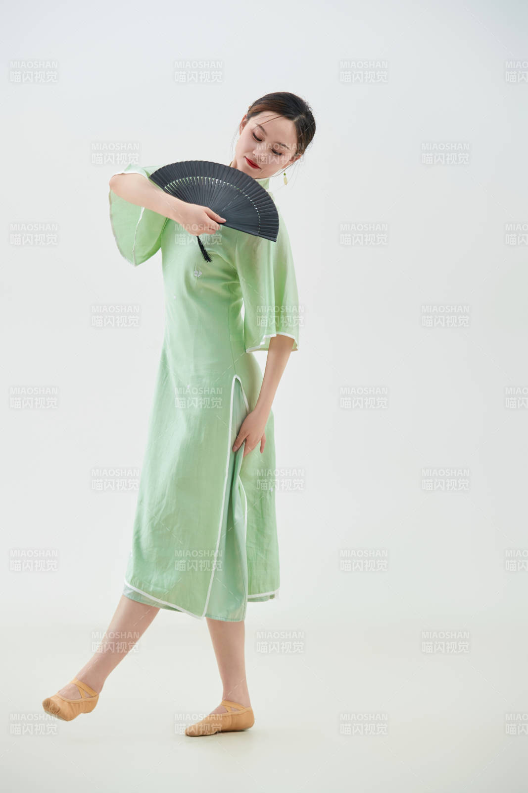 穿着中式旗袍翩翩舞蹈的亚洲少女舞者图片