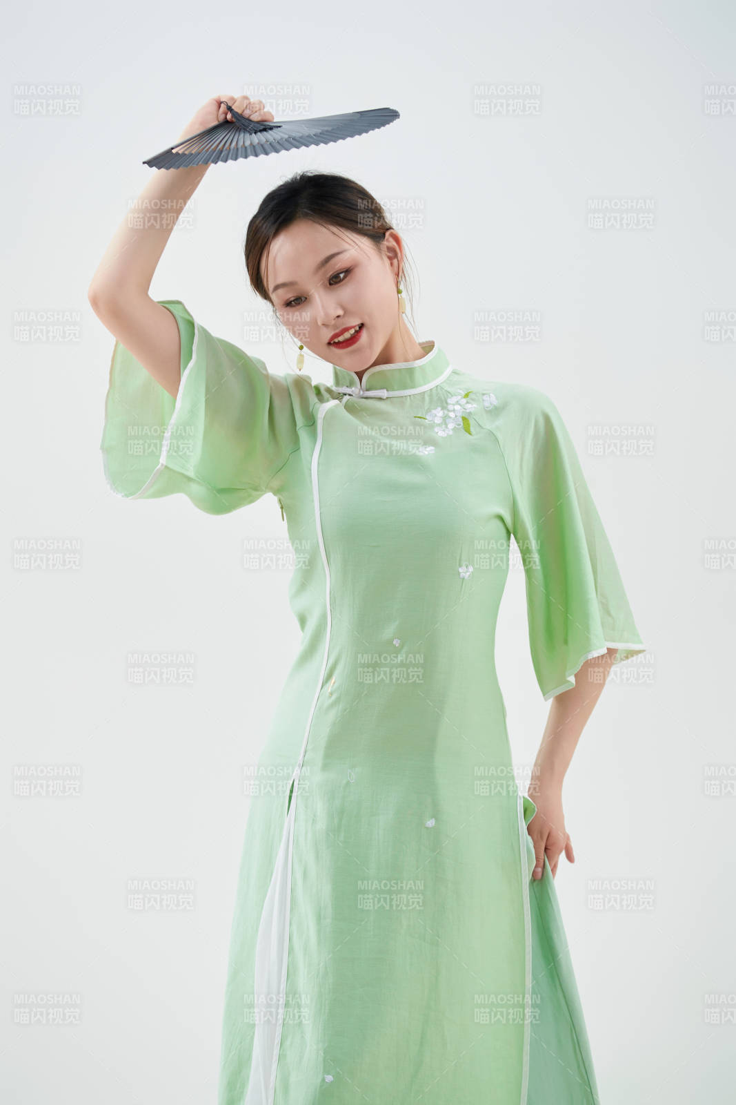 穿着中式旗袍翩翩舞蹈的亚洲少女舞者图片