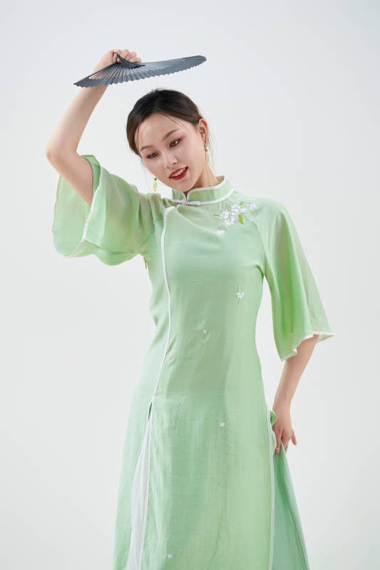 穿着中式旗袍翩翩舞蹈的亚洲少女舞者图片