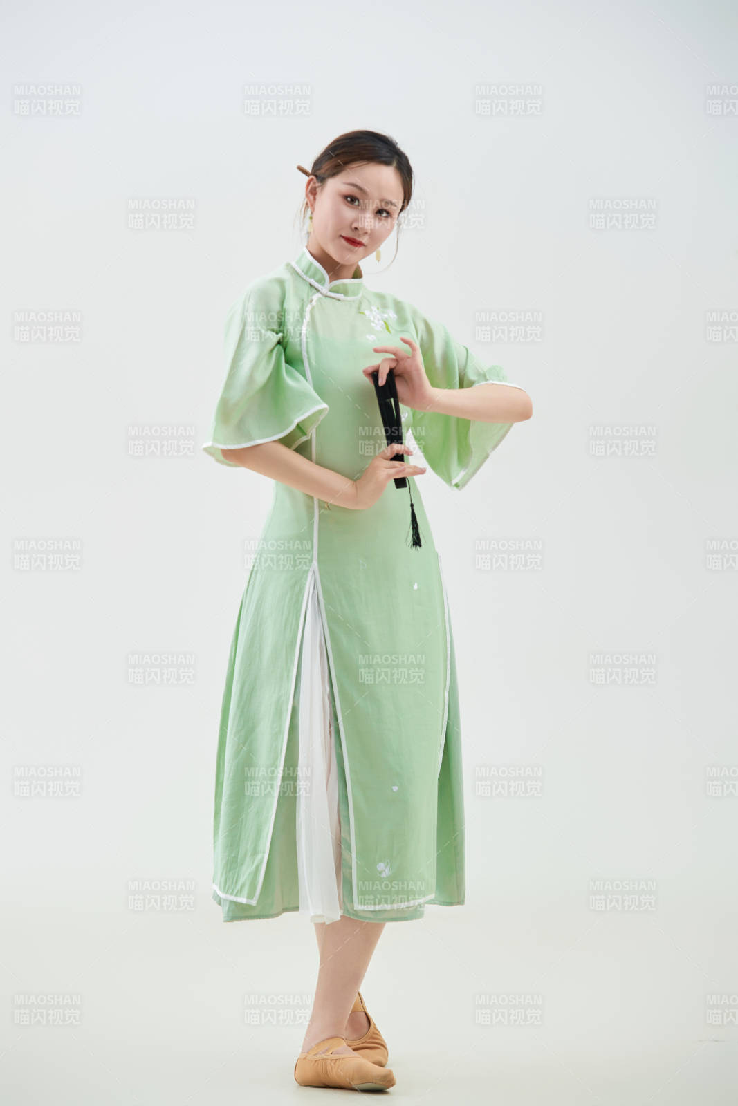 穿着中式旗袍翩翩舞蹈的亚洲少女舞者图片