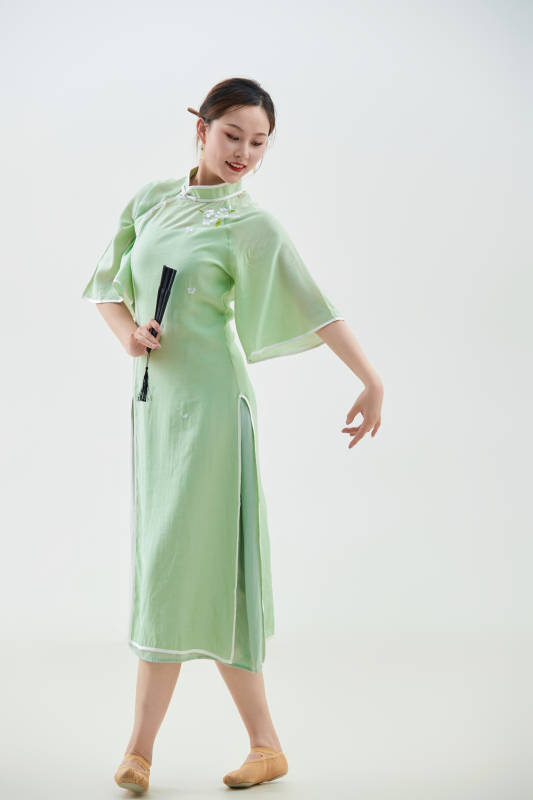 穿着中式旗袍翩翩舞蹈的亚洲少女舞者图片