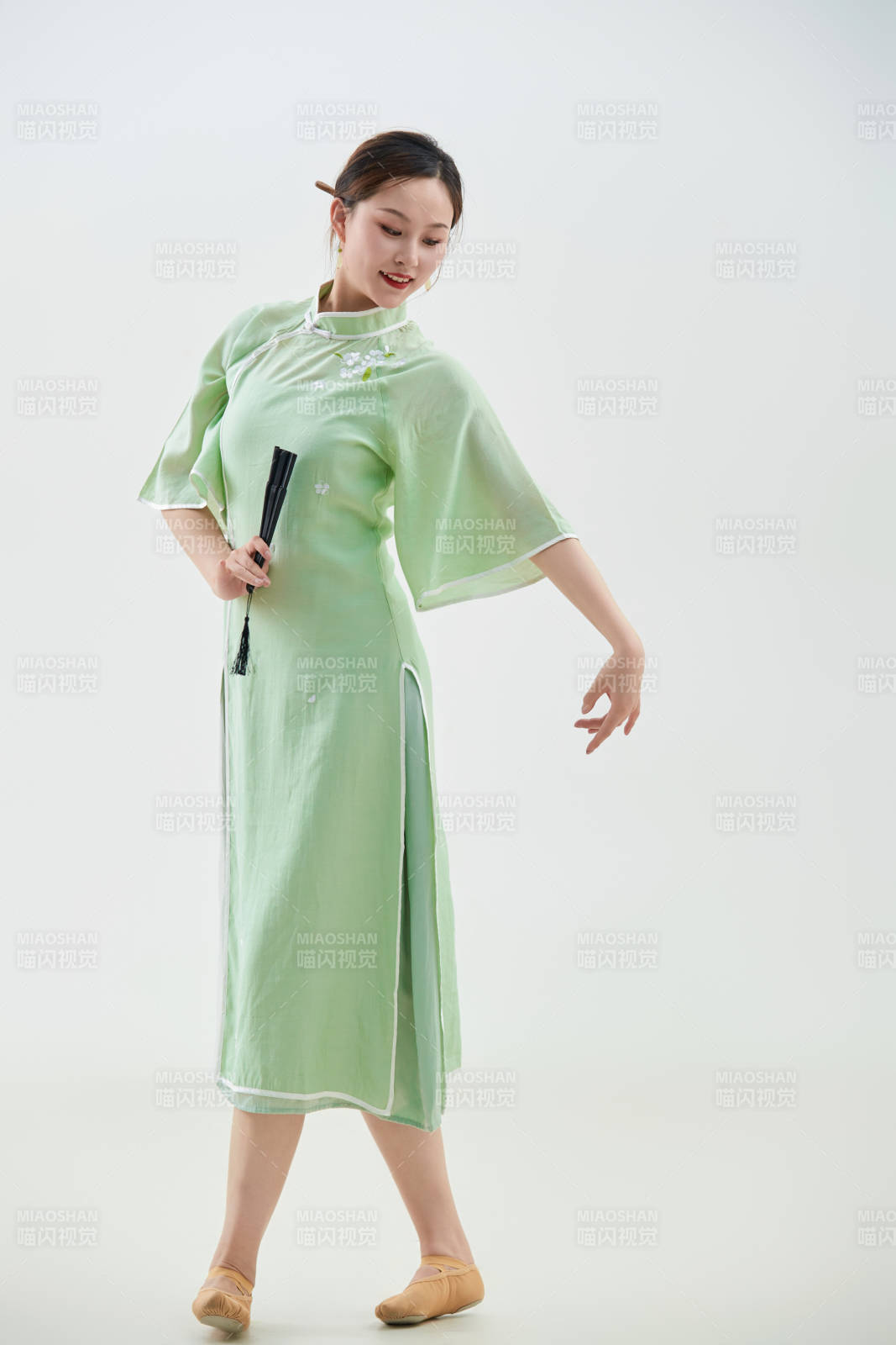 穿着中式旗袍翩翩舞蹈的亚洲少女舞者图片