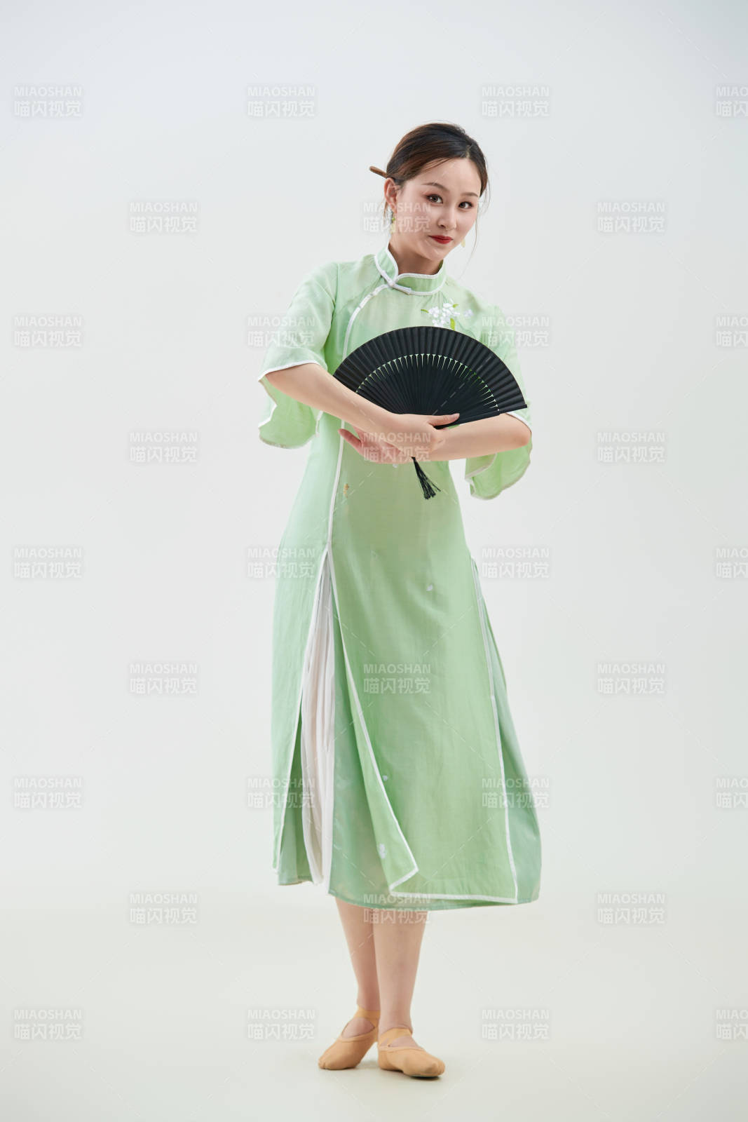 穿着中式旗袍翩翩舞蹈的亚洲少女舞者图片